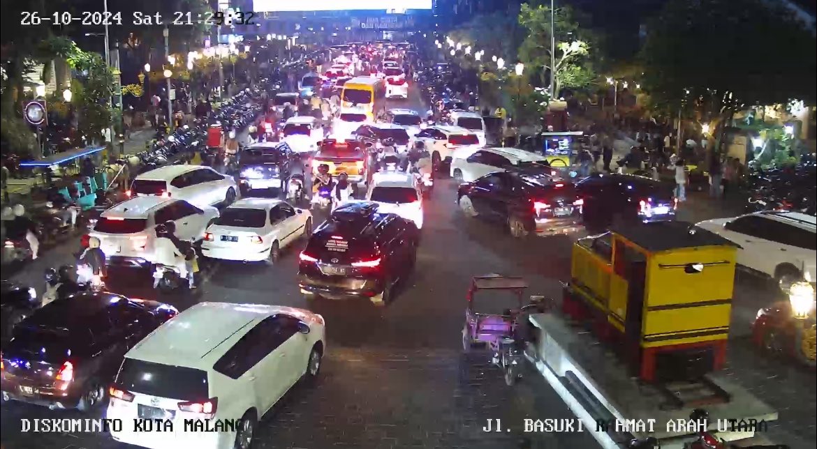 #MalangTambahMacet 
#MalangTambahRuwet 

Pemberlakuan 1 arah di Kayutangan untuk mengurai kemacetan tapi nyatanya … 

Kadisnya yang menyatakan ada petugas berjaga untuk penguraian ya buktinya di lapangan pada jam2 rawan ya tak ada … 

Ahlinya ahli dengan kajiannya yang …