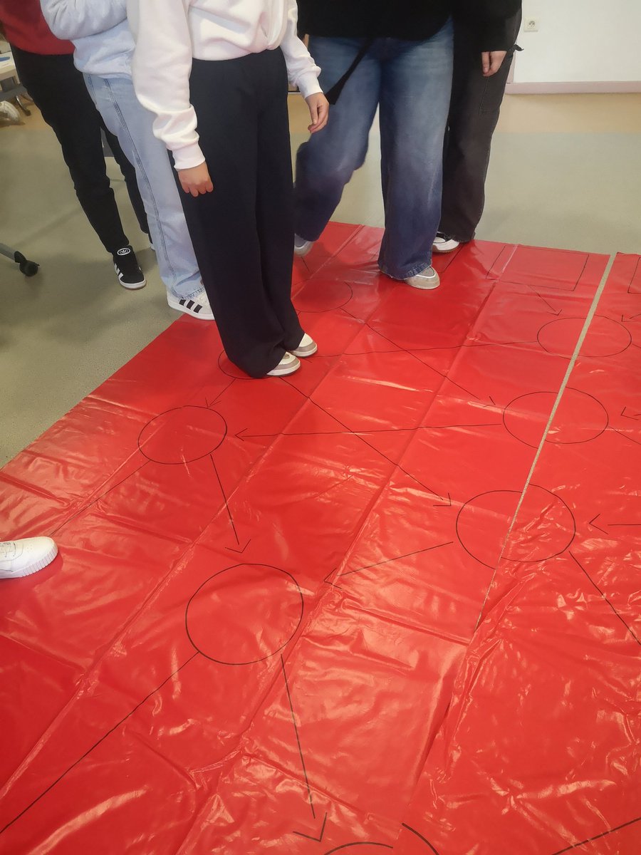 Développer l appétence des filles pour les métiers du numérique, c est l objectif du dispositif Wifilles que nous renouvelons cette année avec <a href="/FACEMELHainaut/">FACE MEL Hainaut</a> :ici séance de découverte des algorithmes, sans informatique ...