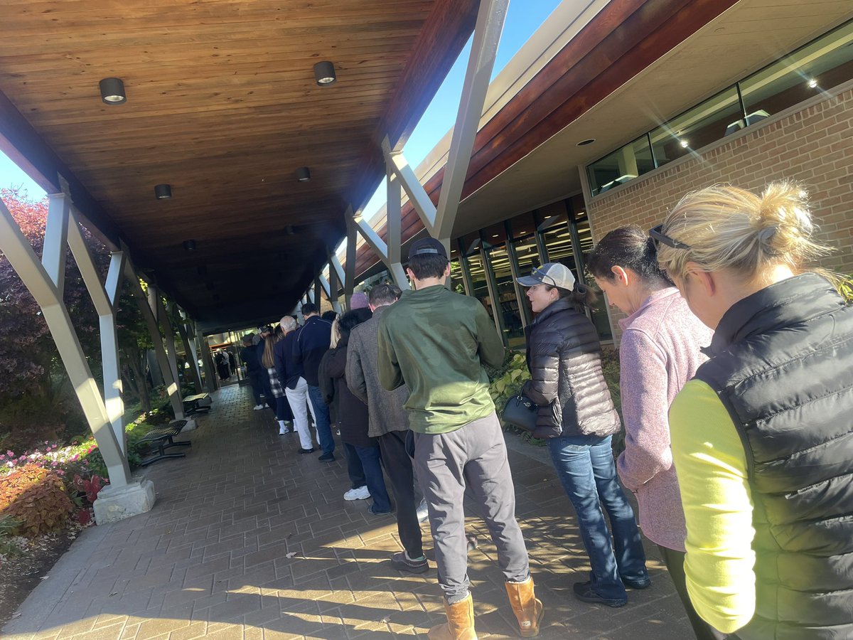 HaleyforMI's tweet photo. Early vote line in Bloomfield Hills, Michigan right now. This election is already well under way folks. https://t.co/pzQnQYd2Bs
