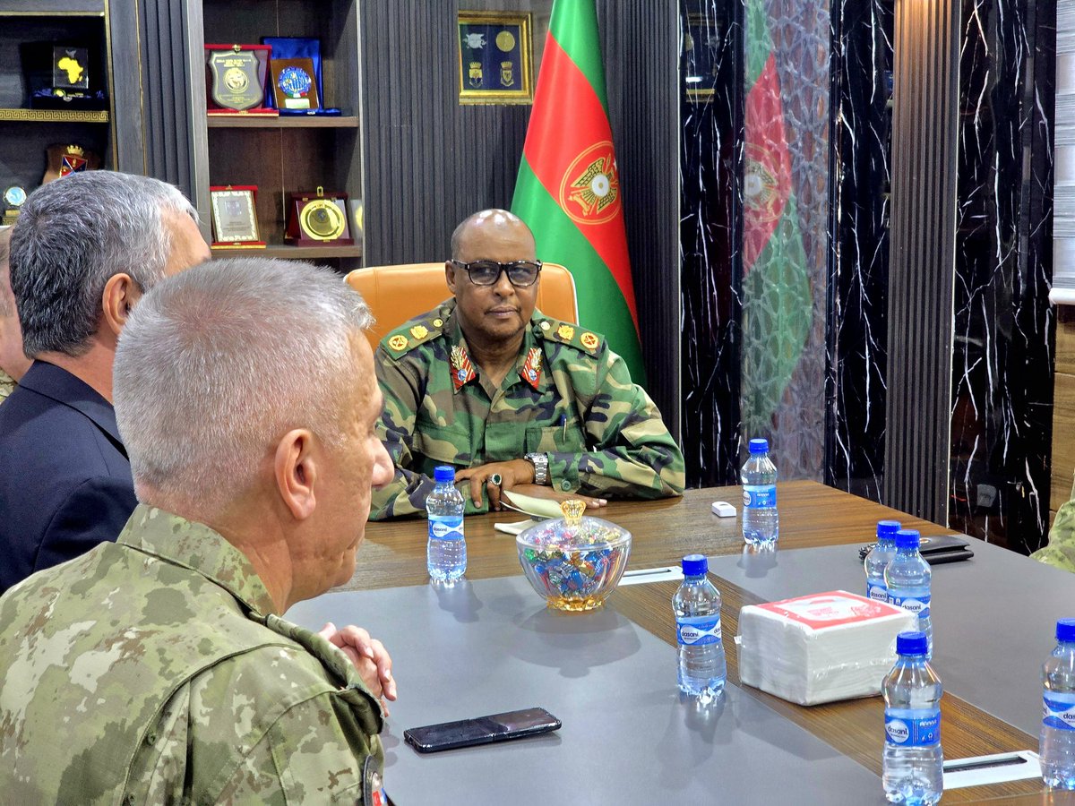 Taliyaha Ciidanka Xoogga Dalka Soomaaliyeed Sarreeye gaas ibraahim Sheikh Muxudiin ayaa maanta xafiiskiisa ku qaabilay wafdi sare oo ka socday Dowladda Turkiga dhawaana soo gaaray Muqdisho. 

Wafdigaan waxaa Hogaaminayay ku-xigeenka Agaasimaha Guud ee Wasaaradda Difaaca Qaranka.