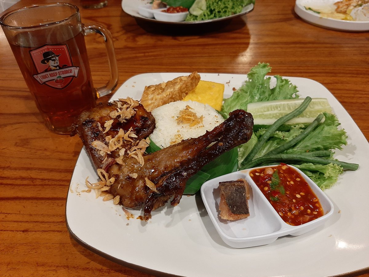 aty_yuri's tweet photo. Jangan biarkan masalah menghalangi kamu untuk menikmati makananmu
Dan jangan pernah menolak makanan, terutama jika itu makan malam gratis
😅
#ParijsVanJava https://t.co/xKQy6RA6XN