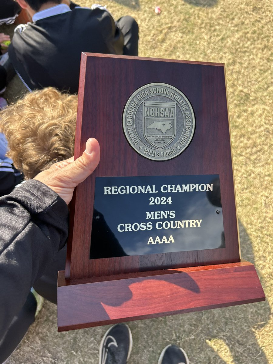 🚨🚨🚨Breaking news from Wake Med.  <a href="/HSHSXC/">Holly Springs XC</a> Men are the Mideast Regional champions 
Congrats <a href="/JasonBochert/">Jason Bochert</a> and the guys on a job well done. #notfinished