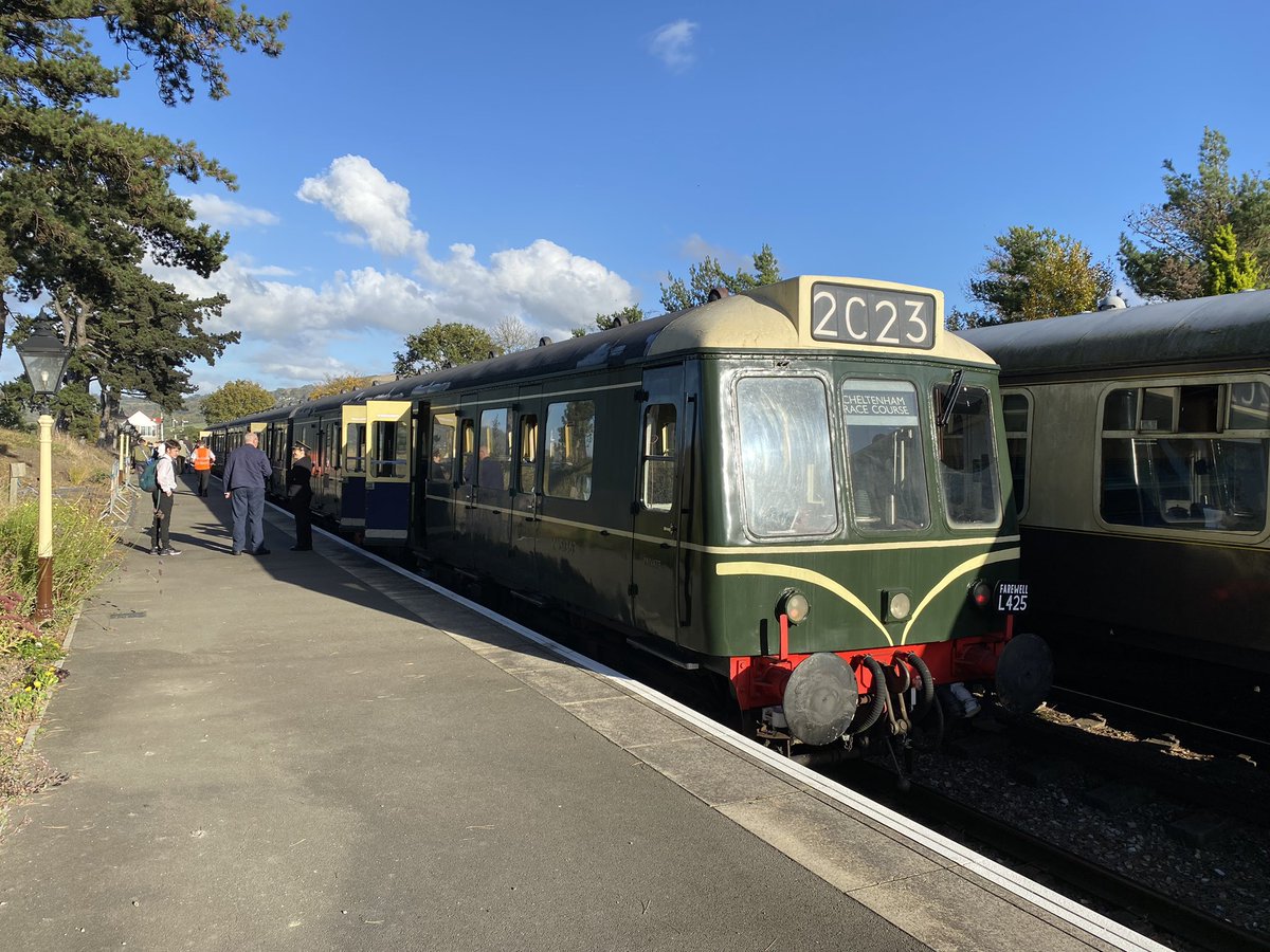 loypass_SCCar's tweet image. 🚈 Cotswold 117 swansong.
@GWSR #class117 #BritishRailways #classictraction #DMU