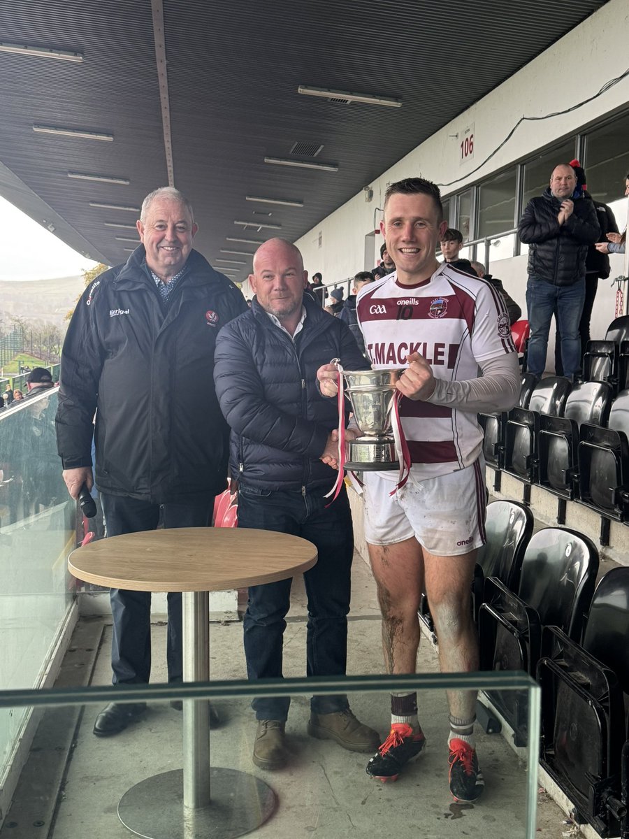 Doiregaa's tweet image. ⚾️🏆 Slaughtneil captain Mark McGuigan is presented with the Fr. Collins cup from Kieran Leadon of competition sponsor Leadon TimberFrames. 

12 in a row! 👏