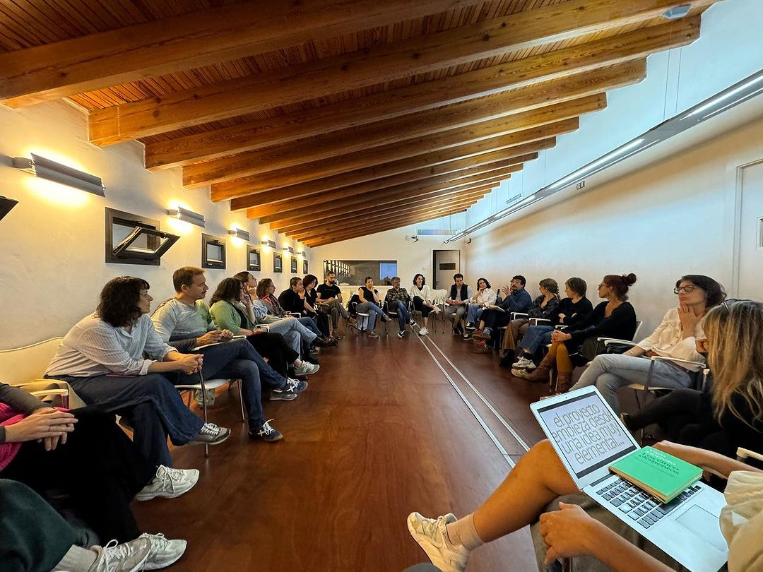 APdCDansa's tweet photo. Avui a la “Taula Mediterrània” hem estat compartint noves idees i inquietuds amb les associacions i les programadores del programa #PRO365. 
#MediterraneanPass #PlaImpulsDansa https://t.co/BHotLZIETc