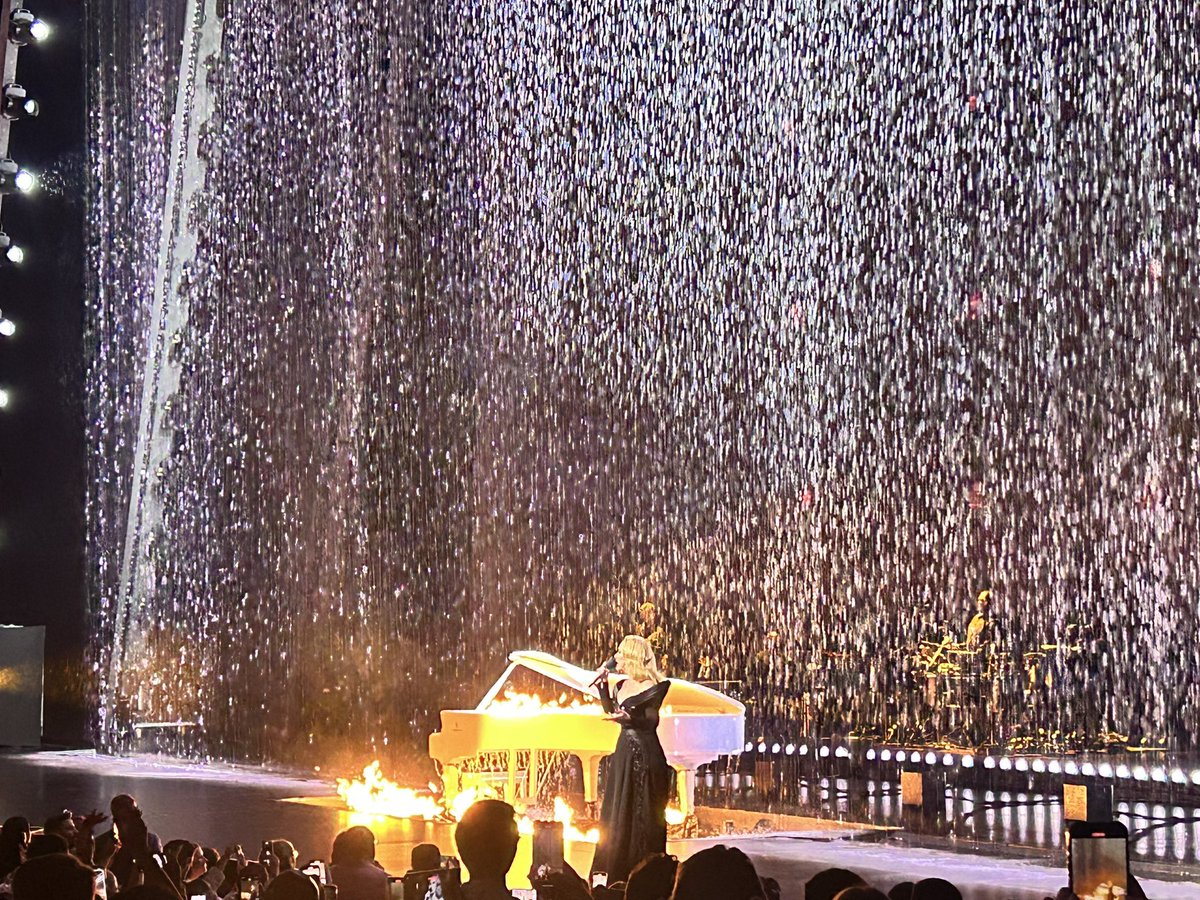 Stephfleurigene's tweet photo. Adele! It felt like a dream to experience your voice again live! I travel from FL to Las Vegas.  ✨😍😍✨ @Adele #WeekendsWithAdele https://t.co/2VEVa56gxE