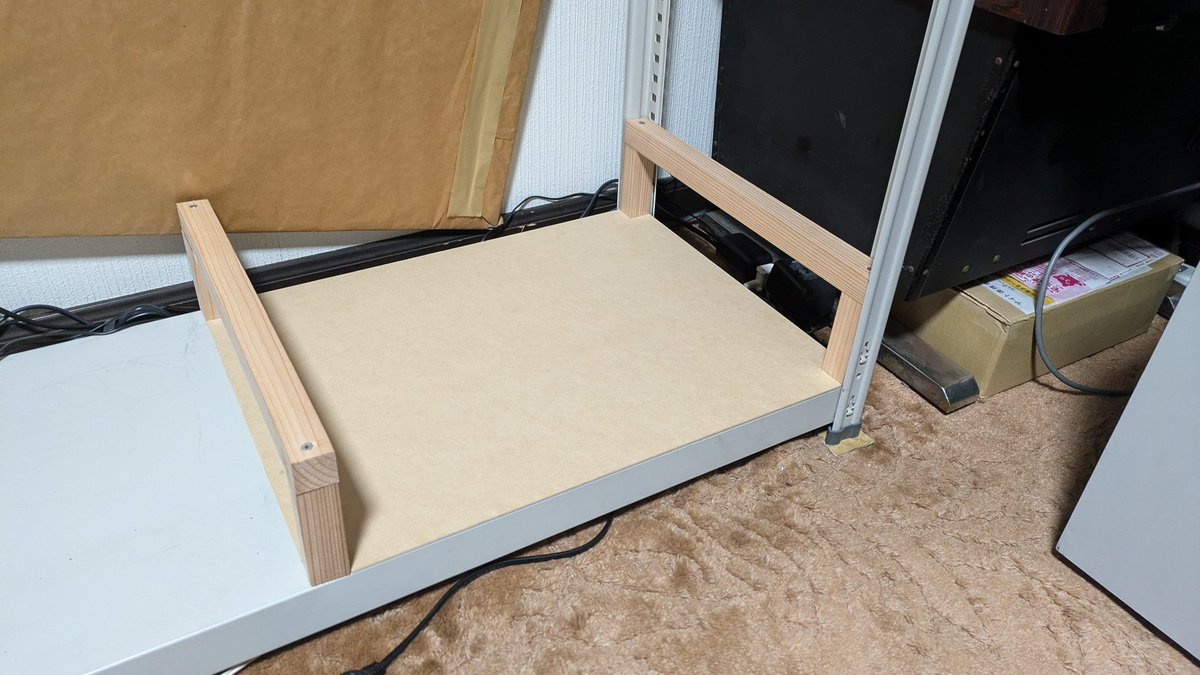 9jX4yk9cyGXIYyB's tweet image. 嵩上げする為、棚を整理し直し中💦😅