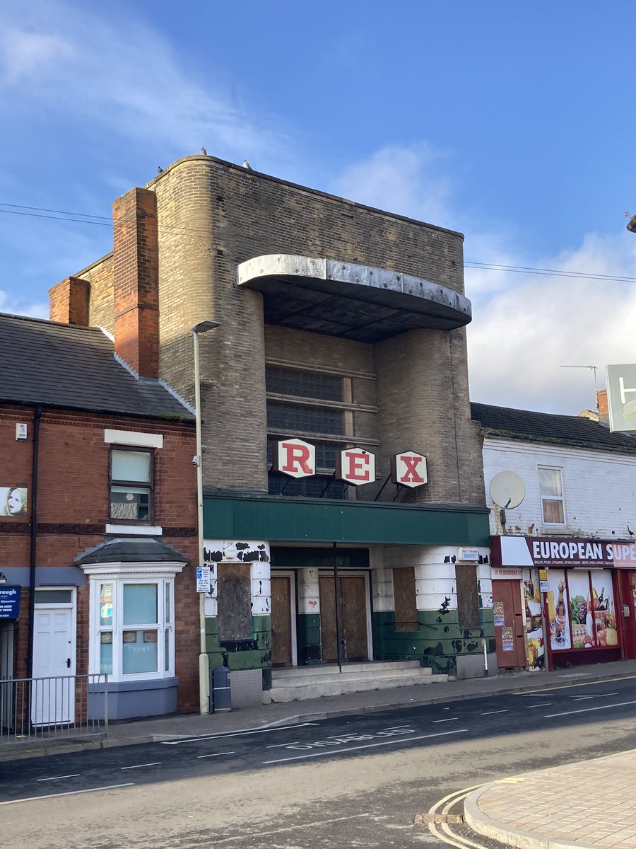 yindee8191's tweet photo. Coalville is an unfortunate case - cursed with bad transport links to Leicester (the fastest bus takes over an hour to go about 13 miles). This could be solved by reopening the Ivanhoe Line, but the government have shelved it. Typical lack of ambition. #LeicestershireLoop https://t.co/w2gRjegm65