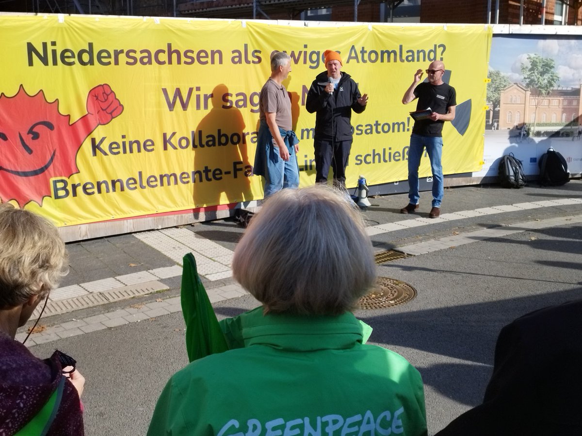 In #Lingen steigt der Puls. Kurz vor dem wichtigen Erörterungstermin der über den Einstieg des russischen Kremel-Konzerns #Rosatom in die Lingener Atomfabrik entscheidet, demonstrierten hier heute viele Menschen gegen den schmutzigen und gefährlichen Deal. #stopprosatom