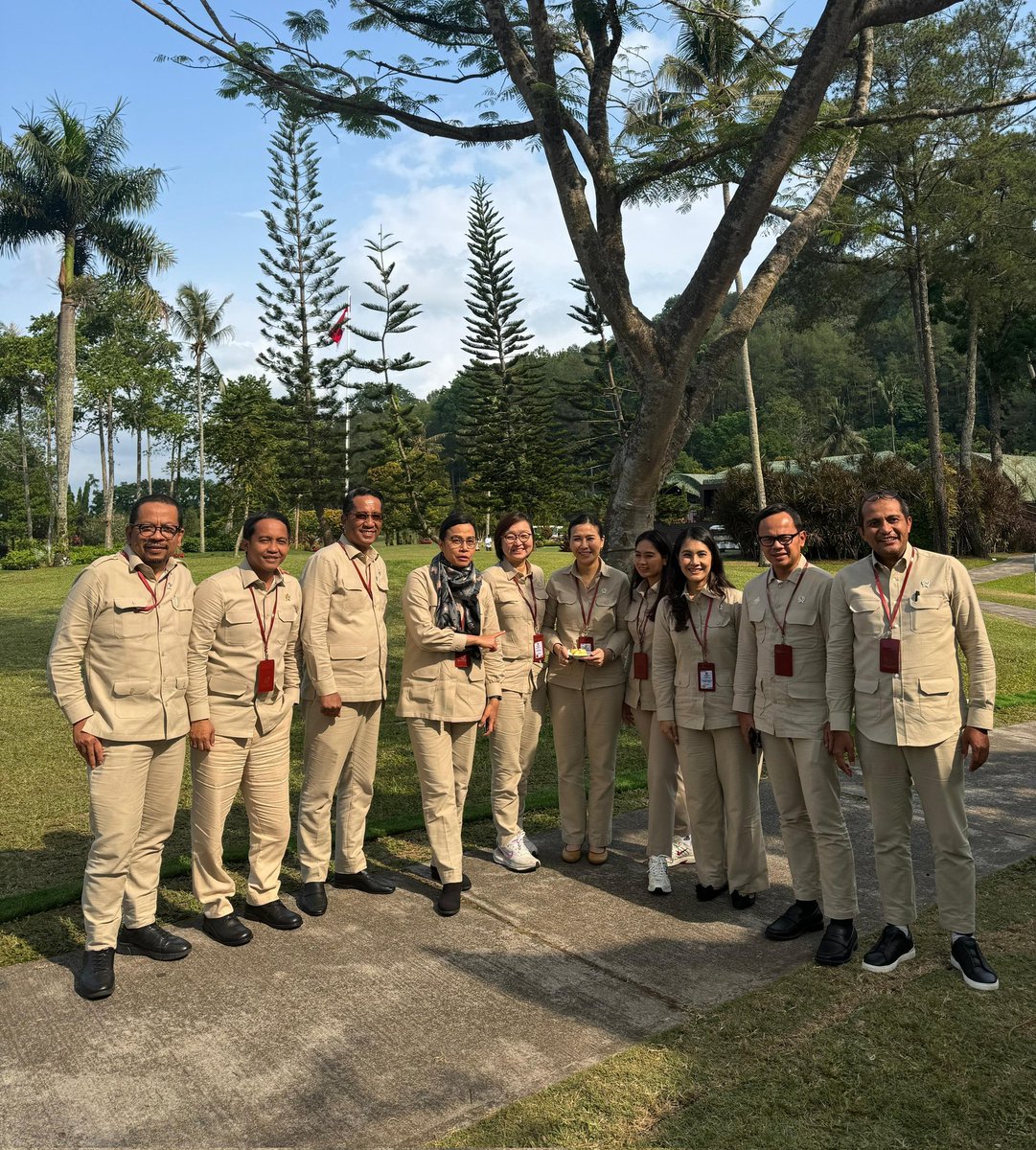 Soal IKN

Sesi terakhir sore tadi, Presiden Prabowo memberikan pengarahan. Satu dari empat point pengarahan beliau adalah soal IKN.

Dalam pengarahannya, beliau menegaskan bahwa soal IKN  sebenarnya sudah sangat jelas. Sudah menjadi keputusan akan dilanjutkan dan diselesaikan.