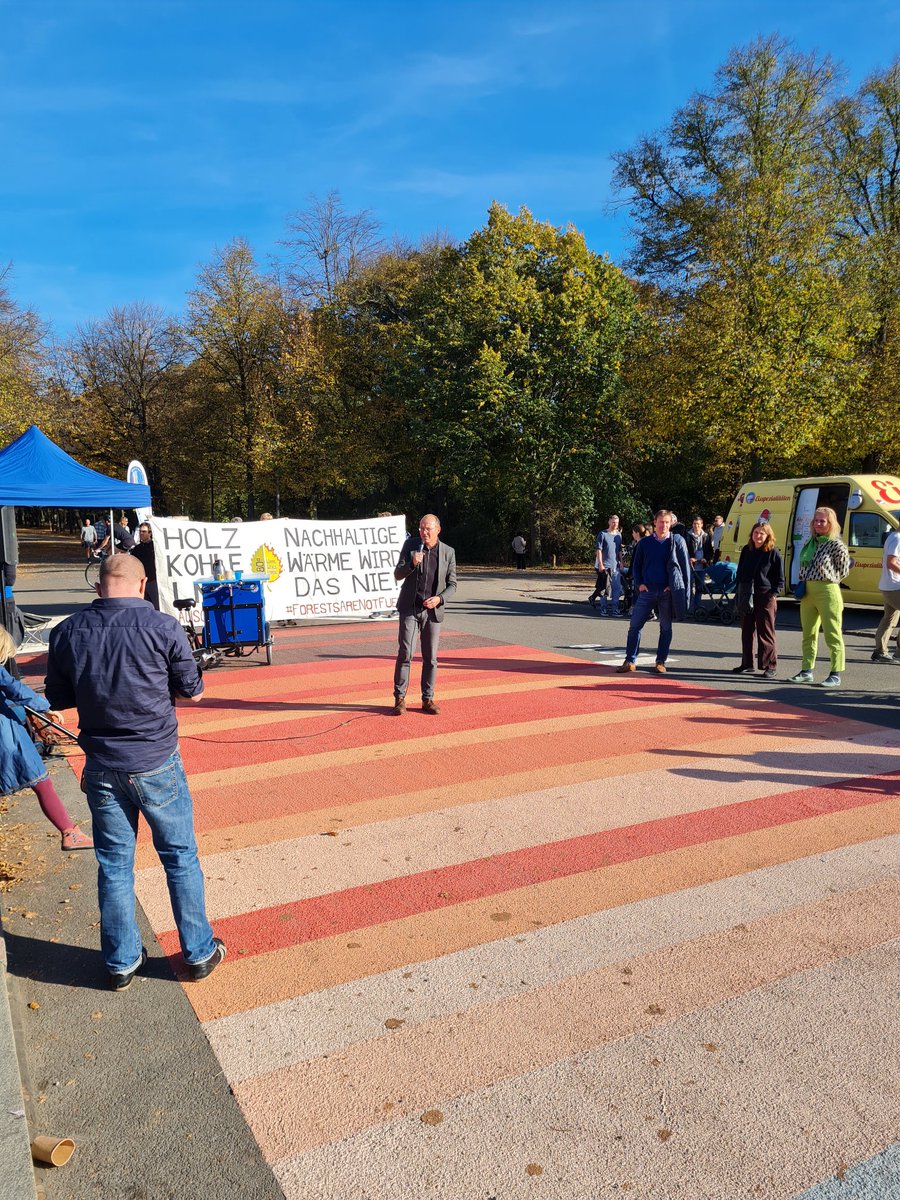 Wiedereinweihung der #WarmingStripes auf der Sachsenbrücke mit Schirmherr <a href="/Gruen_WGuenther/">Wolfram Günther @wolframguenther.bsky.social</a>. Danke an die Engagierten von <a href="/LpzfuersKlima/">Leipzig fürs Klima</a> für ihren Einsatz, diese großartige Visualisierung der Klimakrise so prominent zu platzieren &amp; die Kundgebung heute.