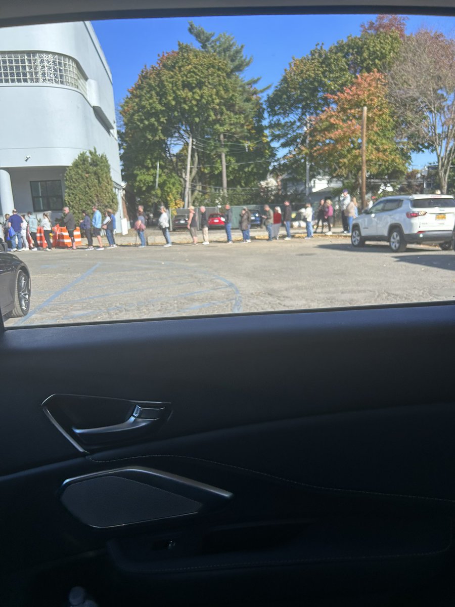juandamiennebr's tweet photo. The line for early voting in assembly district 21. THIS IS CURRAN COUNTRY. CURRAN IS KING. CURRAN IS THE GUY FOR THE JOB. #SHREDEM https://t.co/j2EGv28ifj