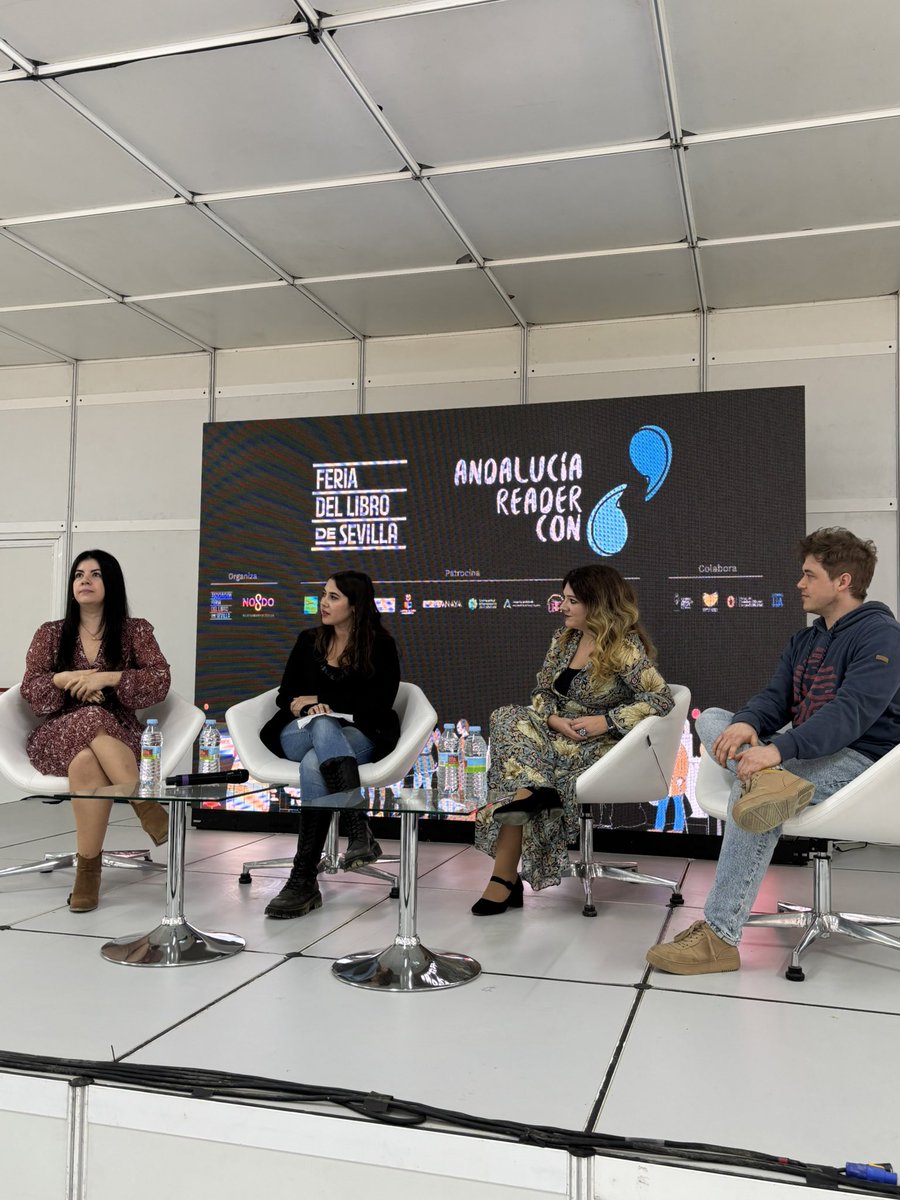 Andalucía Reader Con | ARC (@andreadercon) on Twitter photo Y comenzamos la tarde con “Una vuelta de tuerca” con @miimosquera, <a href="/VictoriaAlvar99/">Victoria Álvarez</a> y <a href="/brunoenserio/">Bruno Puelles</a>, moderando <a href="/unadevoralibros/">Susana Quirós</a> 💙🩵 Y comenzamos la tarde con “Una vuelta de tuerca” con @miimosquera, <a href="/VictoriaAlvar99/">Victoria Álvarez</a> y <a href="/brunoenserio/">Bruno Puelles</a>, moderando <a href="/unadevoralibros/">Susana Quirós</a> 💙🩵