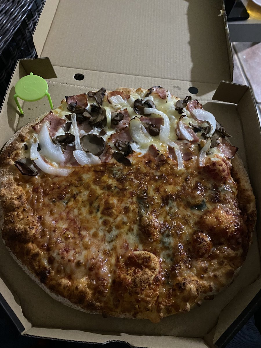 Juncal25's tweet photo. Cuando pides mitad carbonara y mitad 4quesos, pero en @telepizza_es no tienen claras las mitades 🥲 Gracias por la 4quesos con algo de carbonara https://t.co/ypgN3POClA