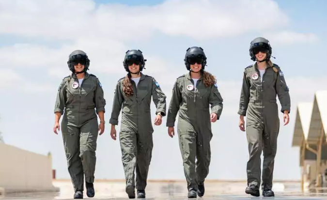 Las imágenes del día! Las cuatro pilotos de F-16s que bombardearon ayer a #Iran  😈  Y sin llevar hiyab (velo)  🤭
🇮🇱🔥🇮🇷