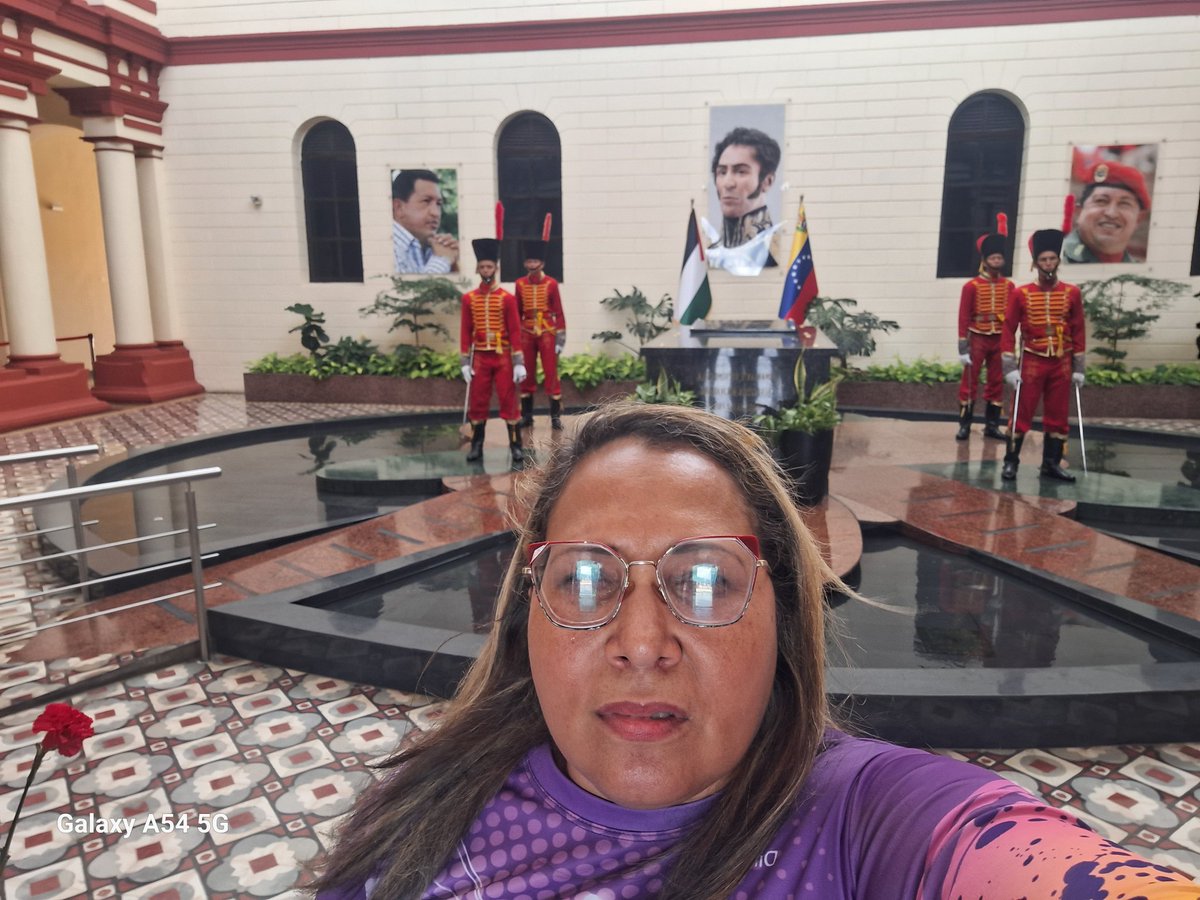 odalisrmonzon's tweet photo. @delcyrodriguezv @NicolasMaduro @dcabellor rindiendo Honores al Comandante Chavez día del Socialismo Feminista https://t.co/VjipSLWQbo