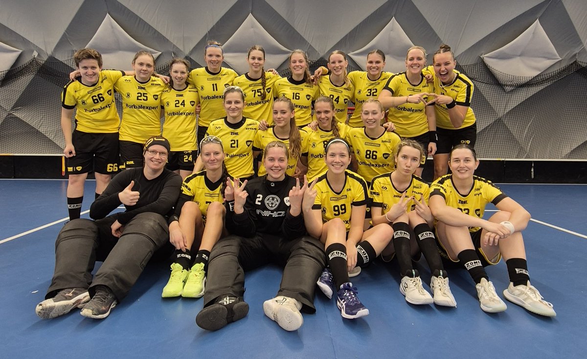frantisekkovac's tweet photo. Kvalitní hra na míčku, rýsování krosovek, diktování tempa, 36 střel na branku. Soupeř opět odchází z derby poražen, #ZenyA @SKVflorbal vezou z Barrandova plný počet bodů. O pořadí na špici prvoligové tabulky rozhoduje jen brankový rozdíl.
#florbal #innebandy #salibandy #SKVvalec https://t.co/p3GhGE1xXc
