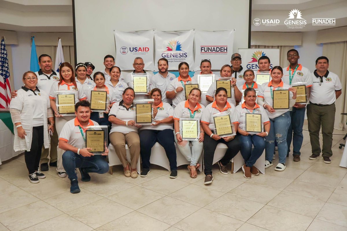 FUNADEH_GENESIS's tweet photo. ¡Celebramos el compromiso en nuestros CDAJs! 🏆

Llevamos a cabo la entrega de placas de reconocimiento de la Evaluación 5 Estrellas, destacando el esfuerzo en la implementación de la metodología de prevención, enfocada en reducir la migración y la violencia a través de los CDAJs https://t.co/CNqmh4gLPt