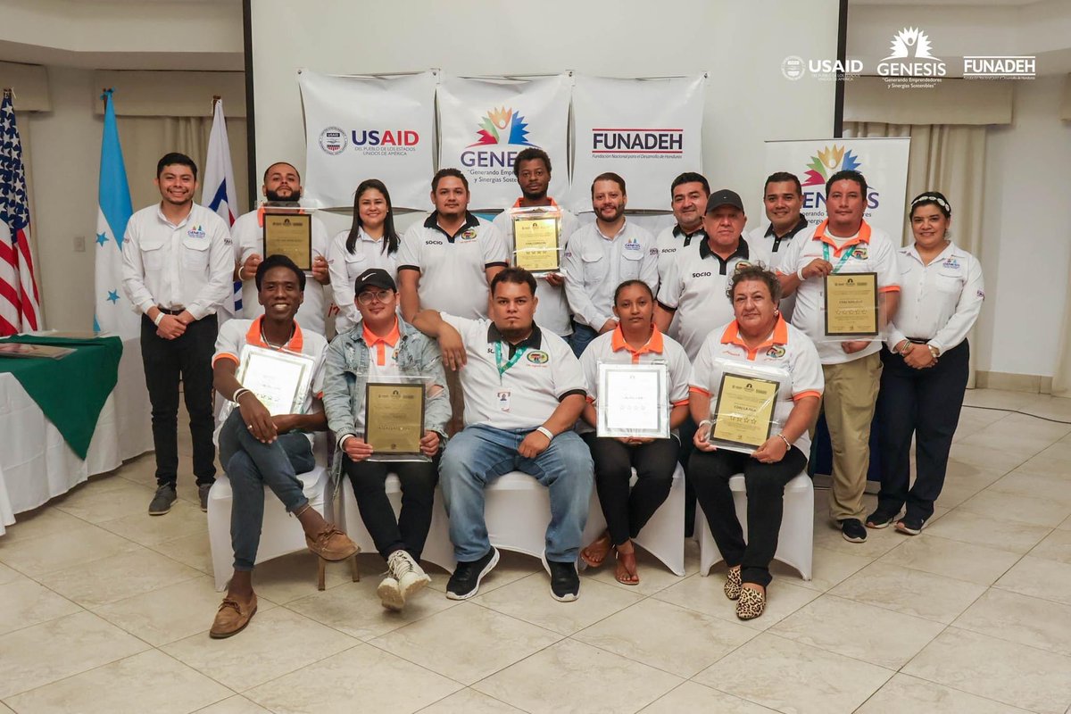 FUNADEH_GENESIS's tweet photo. ¡Celebramos el compromiso en nuestros CDAJs! 🏆

Llevamos a cabo la entrega de placas de reconocimiento de la Evaluación 5 Estrellas, destacando el esfuerzo en la implementación de la metodología de prevención, enfocada en reducir la migración y la violencia a través de los CDAJs https://t.co/CNqmh4gLPt