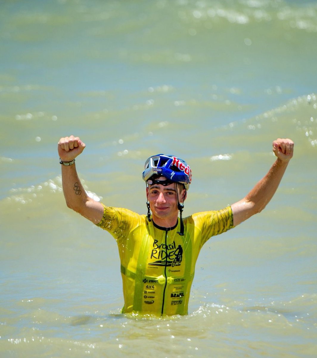 TeamChile_COCH's tweet photo. ¡EL MEEEEEJOOR! 🥇🤴🏼

El ciclista Martín Vidaurre 🇨🇱 se coronó campeón del Brasil Ride Bahía 🇧🇷, carrera de cross country que contó con un trazado de 554 kilómetros.

El dos veces olímpico sigue demostrando su enorme adaptabilidad 😮‍💨 a las diferentes pruebas de ciclismo 👏.

#VamosTeamChile 🇨🇱