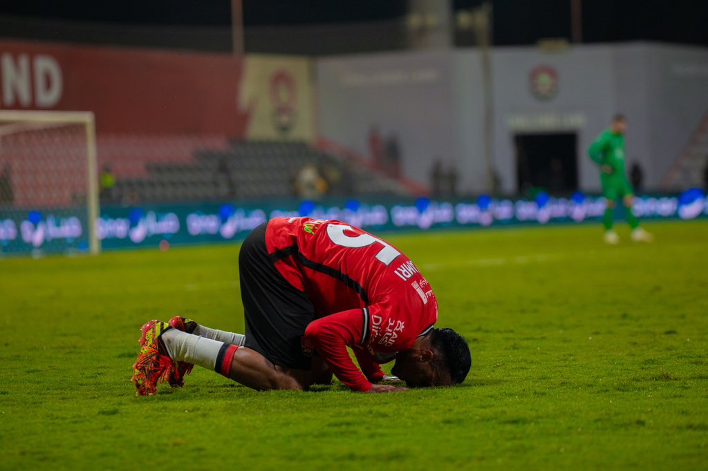 al9l7i15's tweet photo. مبروكين وباذن الله القادم اجمل .. @alraedclub نشوفكم بإذن الله يوم الثلاثاء ❤️🖤 https://t.co/RHxATIgR1n