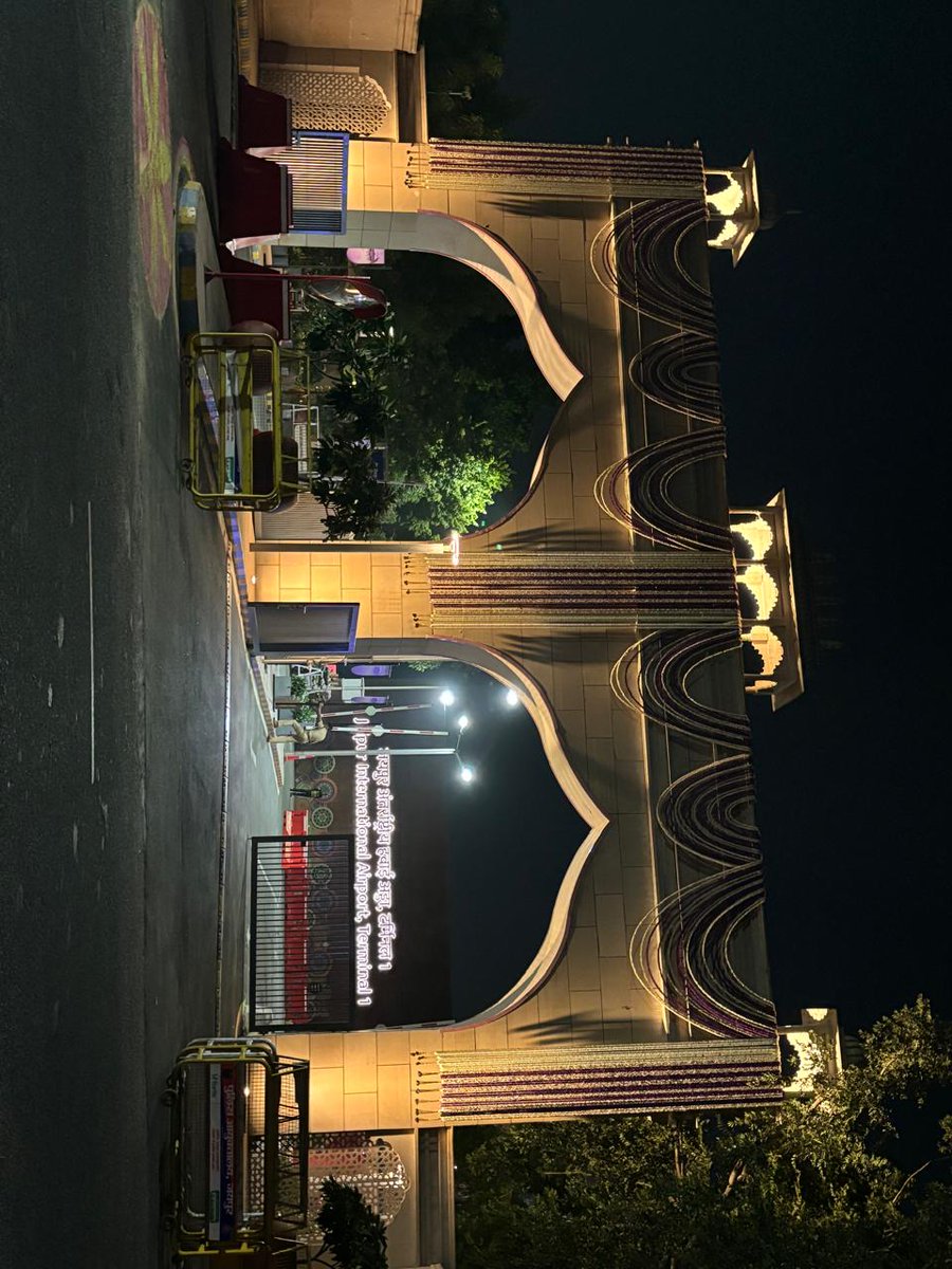 DevelopingRaj's tweet image. So Jaipur International Airport, Terminal 1 opened today and I decided to go check it out before first flight lands.
It's sleek and nice but extremely small.
House across the street is barely 50 meters away from the terminal.
I will surely ease the pressure on terminal 2