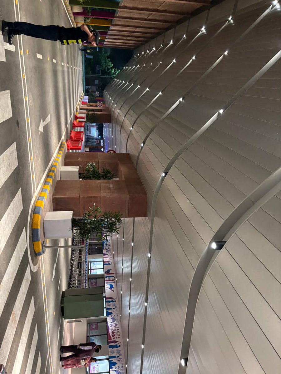 DevelopingRaj's tweet image. So Jaipur International Airport, Terminal 1 opened today and I decided to go check it out before first flight lands.
It's sleek and nice but extremely small.
House across the street is barely 50 meters away from the terminal.
I will surely ease the pressure on terminal 2