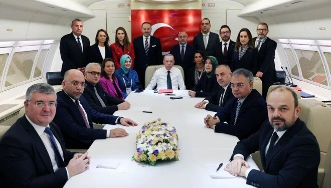 CB ucaginda bir tane bile GAZETECI yok muydu? Fırsat bu,Cb ye,Bahceli'nin Apo cikışinin nedenini sormak,bu kadar mı zordu?  Ya da,gazetecilik,bu süreçde bu kadar mı degerini, anlamini,önemini yitirdi?Gercege ulaşmanin bedeli bu kadar mi ağir,ürkütucu oldu? Meslek icin kahredici.