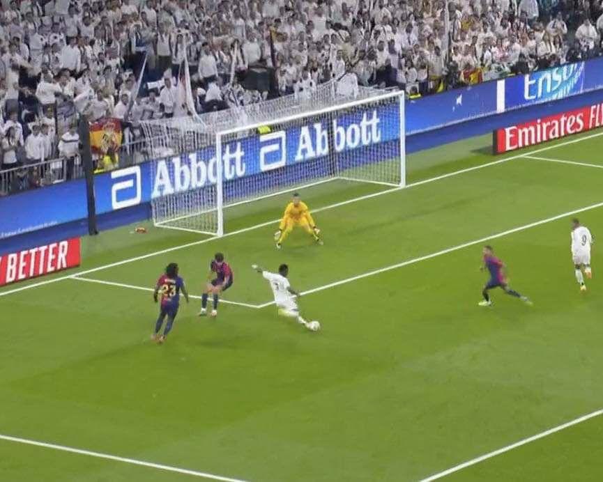 تخيل عزيزي ان هذا اللاعب سيتوج بالكرة الذهبية ..!