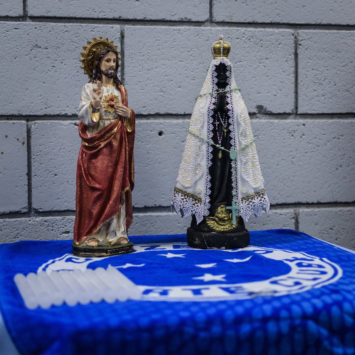 Cruzeiro's tweet photo. Fé na vitória! 🙏 Os detalhes do nosso vestiário. 

#CAPxCRU #SouCruzeiroTradição https://t.co/E5jWVNsMmb