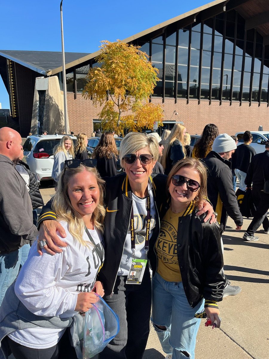 crystalynnbb's tweet photo. GO Hawks! 🏀❤️🏈
#fightforiowa https://t.co/gdYH5eZ4Ad