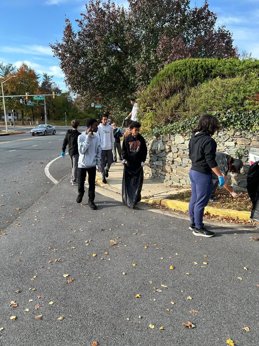 svhsbooster's tweet photo. Thank you to the XC team for supporting the Boosters Adopt A Road project. The team removed five bags of trash and debris (along with a shopping cart and tire) from Crystal Rock Drive.
#adoptaroad
#svhs https://t.co/E54Ec4nWU9