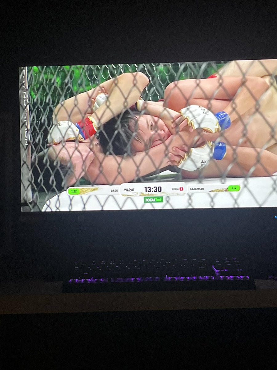 Czajaaa76's tweet photo. Najwieksze cwele gali prime #primemma #prime #prime10 #bagieta https://t.co/mlvLrj4aB4
