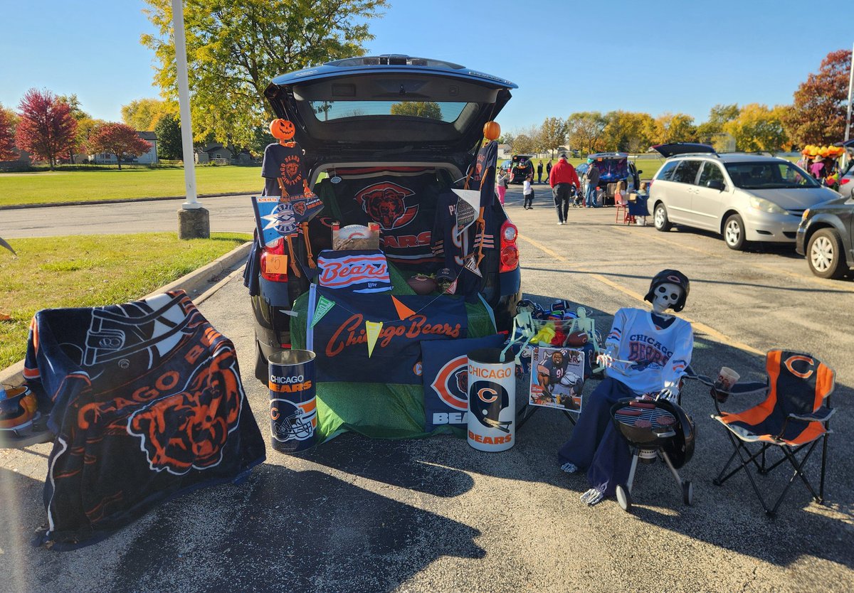 C2_PO's tweet photo. @ChicagoBears Trunk or Treat! Hopefully tomorrow will be all treats. 🐻 ⬇️

P.S.
We'd welcome tix to the next home game as our treat. https://t.co/E23mS8mnKW
