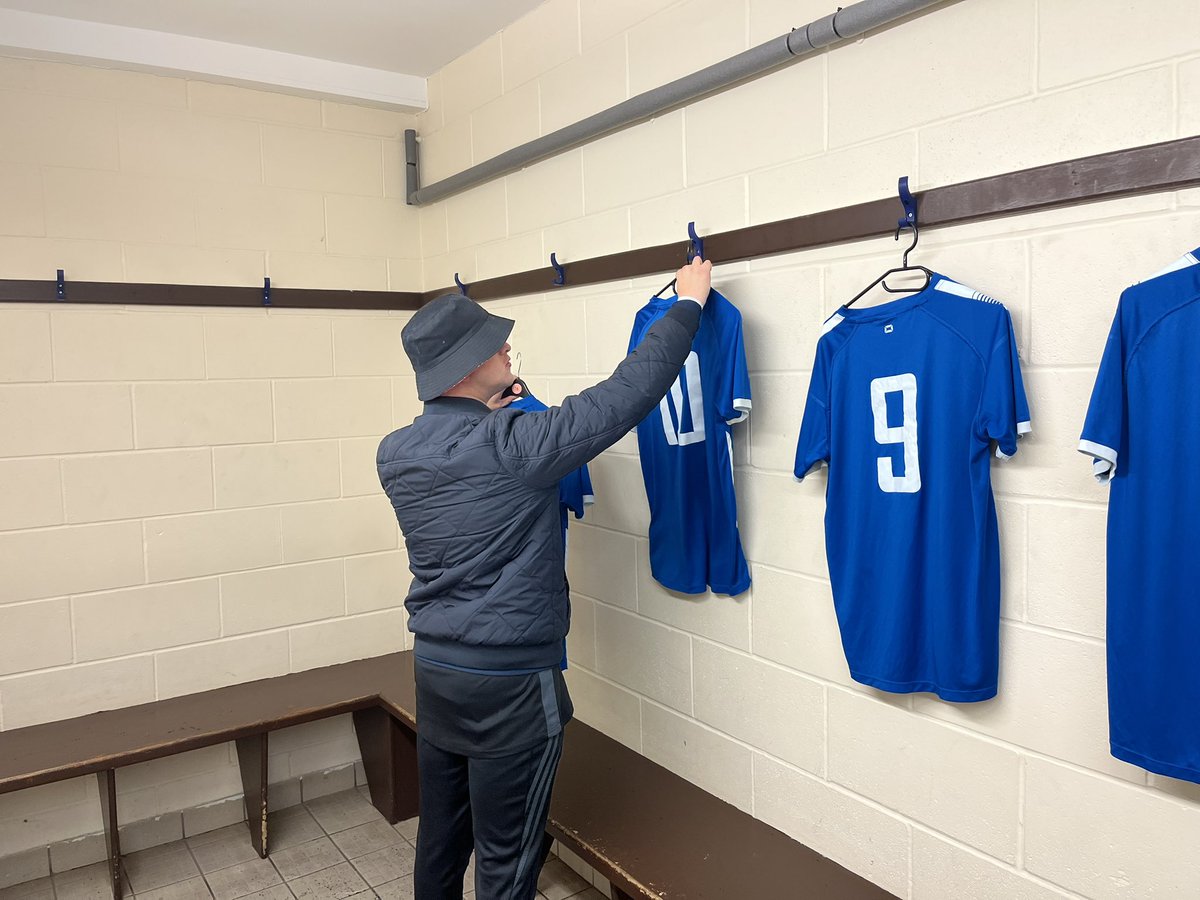 Wayneshakespea1's tweet image. Away day today for @GornalAyWe and something different for Jordan as we played in our away shirt which threw him a little as we have worn home shirt for a while so printed him pictures of home/away kit so he knows what kit to sort #Disabilitys #Volunteer @scope #kitman #Autism 🦚