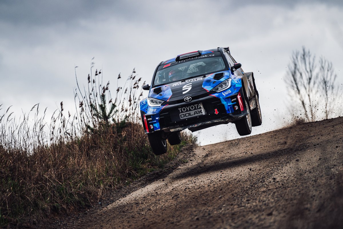 Fantastická zpráva! Sezónu zakončíme už příští týden na Lausitz-Rallye. Odstartujeme s číslem 1 na dveřích našeho GR Yarisu Rally2 😎🫵