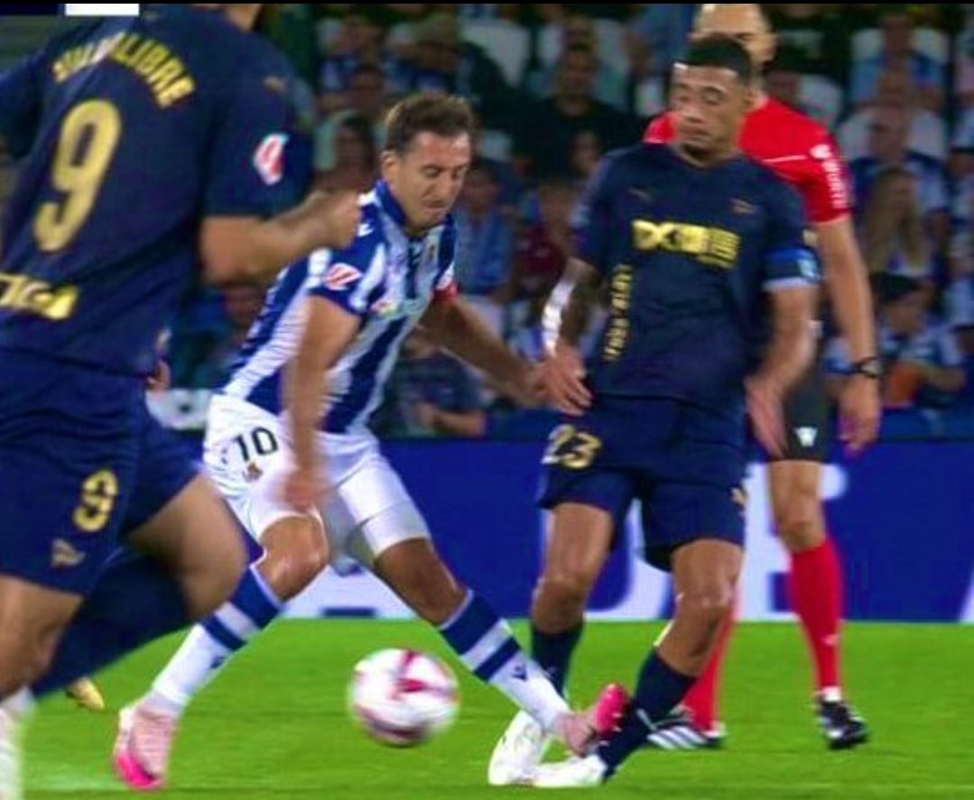 mitxelgonzalez's tweet photo. Adivina adivinanza. Con el mismo árbitro. ¿Cuál de los dos jugadores fue expulsado? a) El de la Real Sociedad b) El del Real Madrid. Hagan juego, señores... https://t.co/BfSrisEg6v