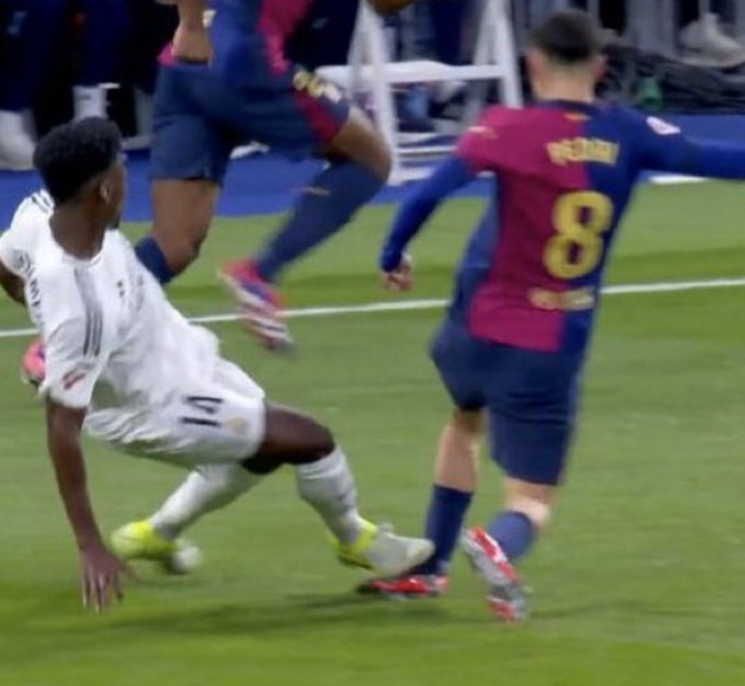 mitxelgonzalez's tweet photo. Adivina adivinanza. Con el mismo árbitro. ¿Cuál de los dos jugadores fue expulsado? a) El de la Real Sociedad b) El del Real Madrid. Hagan juego, señores... https://t.co/BfSrisEg6v