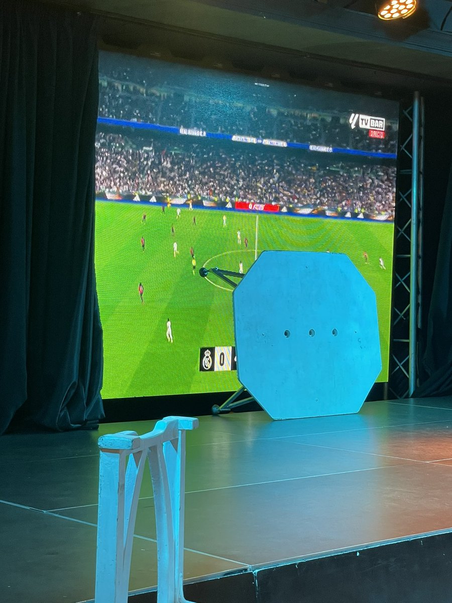 mcdougalll's tweet photo. Kick off and 10 mins in…

#RMABAR https://t.co/uW3jLfIwll