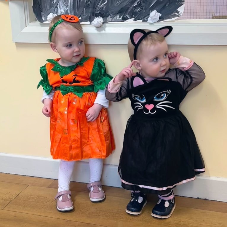 JennyleeDixon's tweet photo. When you realise your 1 year old wore it better. #MommyCat #BabyCat 🎃🐱🐈⬛
.
#HappyHalloween #CatCostume #Vampire #PumpkinPrincess https://t.co/nibEr3BkGD