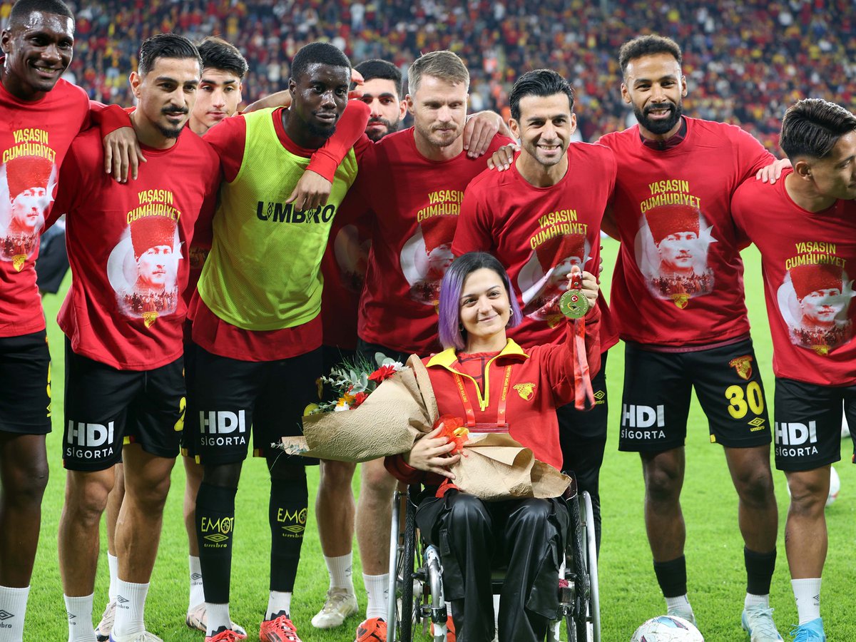 Para Okçuluk Türkiye Şampiyonu olan sporcumuz Büşra Ün, Gürsel Aksel Stadyumu’nda taraftarımız ile buluştu💯

#GöztepeOlimpik #GöztepeOkçuluk