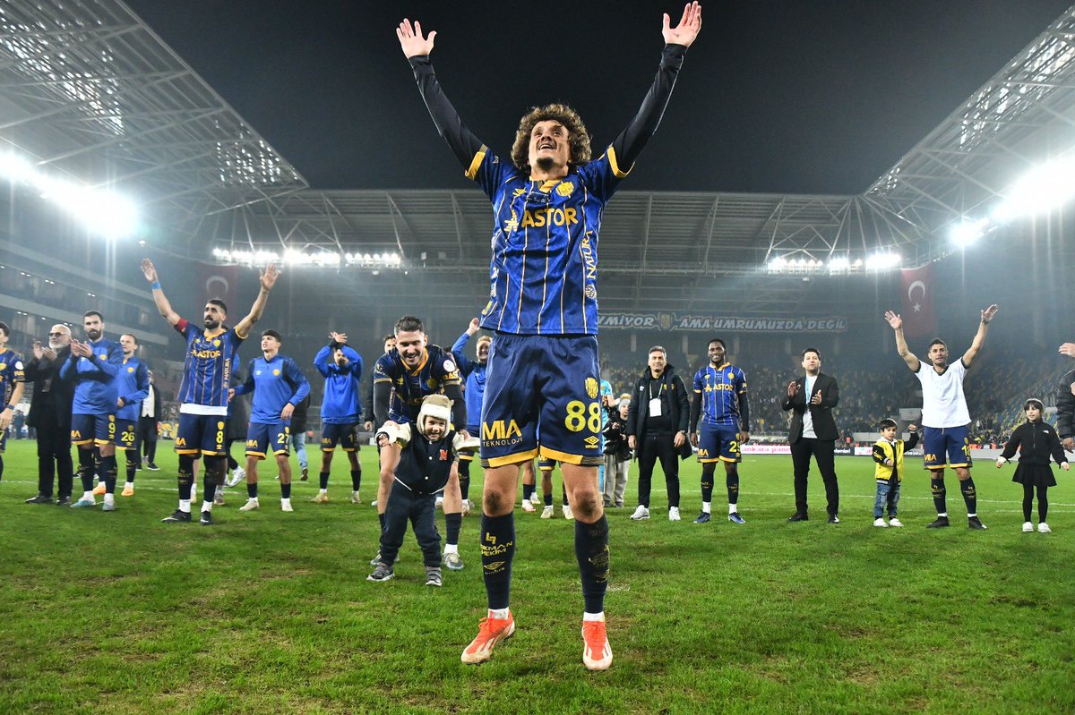 celikkosmann's tweet photo. Biz kenetlenince kimse önümüzde duramaz 💛💙 https://t.co/CaVNR67Mho