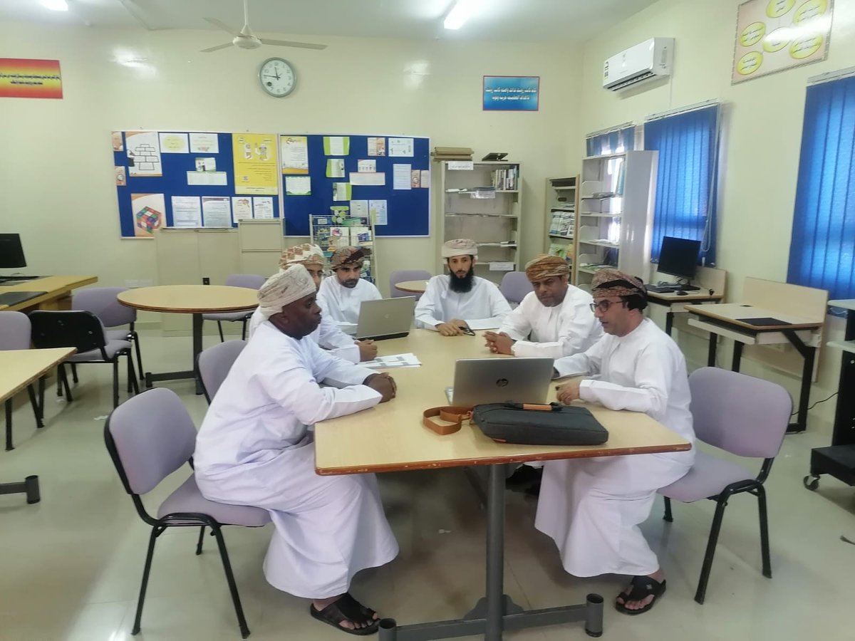 حلقتي نقاش بأهم المبادرات التربوية لمادة الرياضيات ( فارس الشهر ، خطوات نحو التميز )