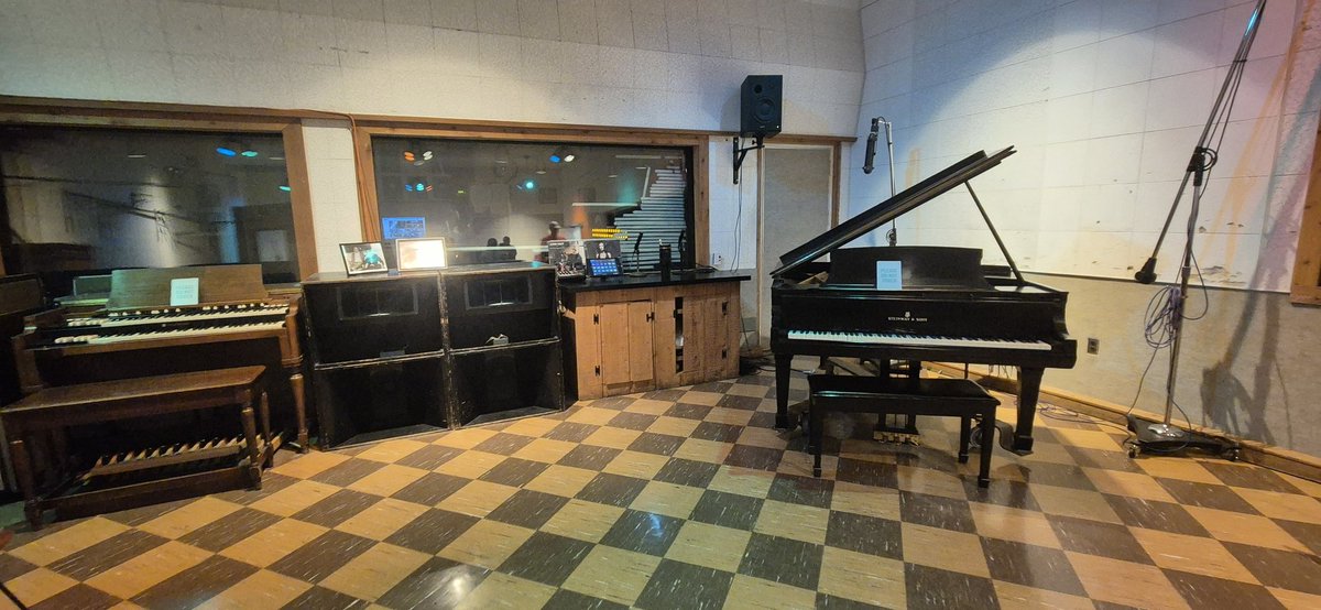 Lisabickerton's tweet photo. Sitting in the room where Elvis recorded was just so incredible https://t.co/uD4q759Xeo