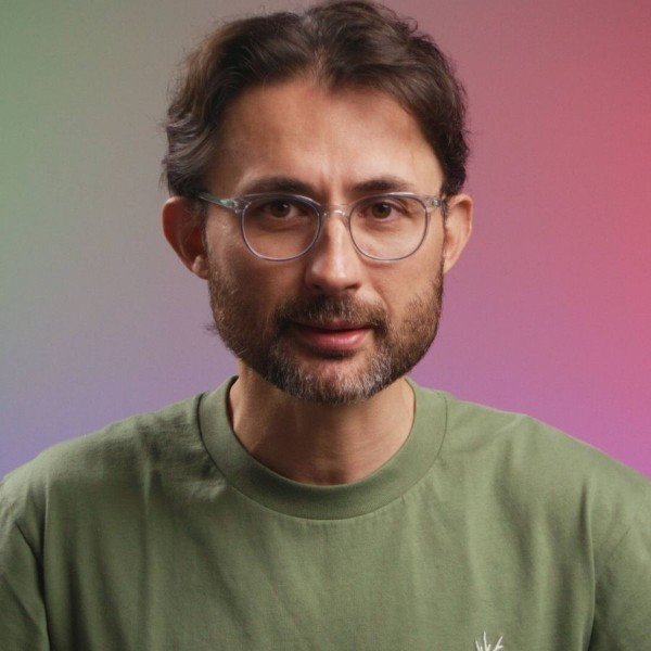 Bu adama terorist diyorlar. Ülkeye hizmet eden, çalmayan, çırpmayan, okumuş, görmüş, ülkeyi level atlatmaya çalışan, samimi, güler yüzlü ve küfür etmeyen kim varsa terorirst diyorlar.