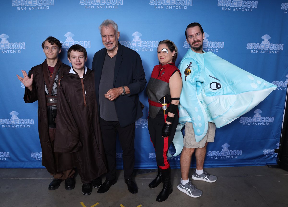 LinConspirators's tweet image. Q was a bit perplexed at being surrounded by two Jedi and two Terrans, but, as a mischief maker himself, he was good with the dark side in all forms. John de Lancie was kind enough to sign our ornament, too!