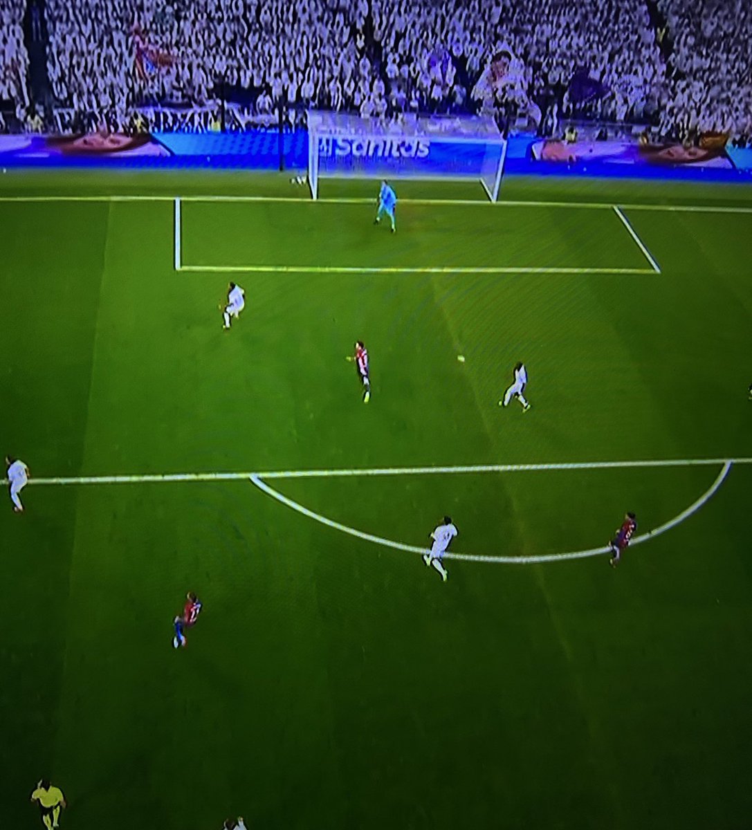 DanikRM_'s tweet photo. Quién cubre a Lewandowski? Pregunto https://t.co/HsYOf6woYb