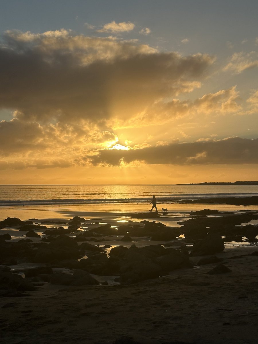 fiona_cardiff's tweet photo. Newton Beach, Porthcawl tonight https://t.co/zKKK84hYSJ