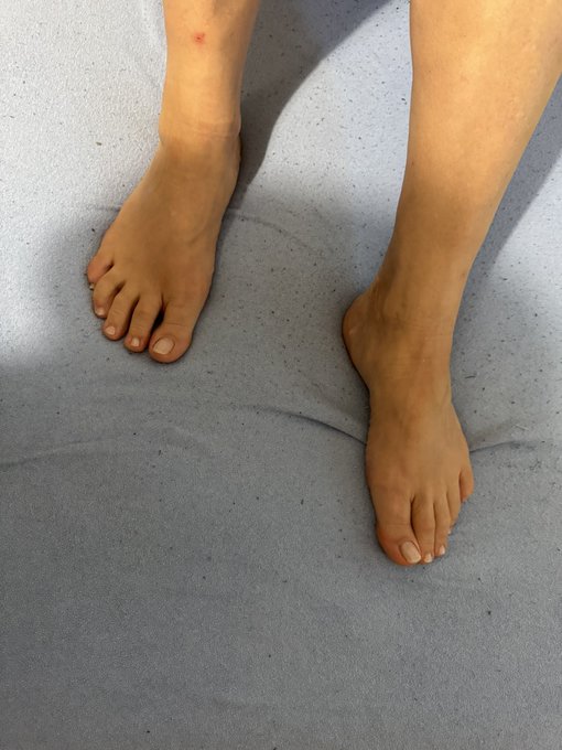 JLB Big Feet Studio - 3 pic. I would like to present my second and this year my first mature female foot model. 🙂 She has a very clever and sexy foot ;) Name: LiliBeth Foot size: (Eu 41) Height: 173 cm Age: 52 https://t.co/RCz0Wy8enY #footjob #footfetısh https://t.co/B5SaWLutJa