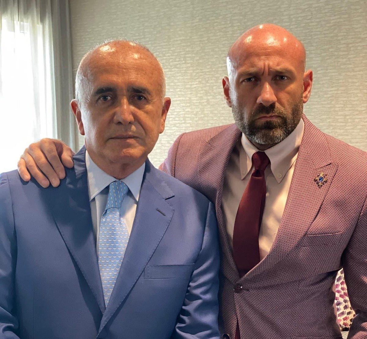 ¿Quien de los dos está más idiota?
A) <a href="/PedroFerrizC/">Pedro Ferriz de Con - Oficial</a> 
B) <a href="/pedroferriz3/">PEDRO FERRIZ</a> 
Voten y definamos de una vez por todas al campeón de los pendejos de esta familia de porquería.